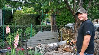 <p>Ein Mann und sein Garten: Thomas Noller ist Kleingärtner mit Leib und Seele. Die Blumen brauchen bei den warmen Temperaturen viel Wasser.</p>