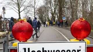 Eine Szene aus der Sonnengasse in der Altstadt, wo die Sonnenbrücke den Speyerbach überquert.