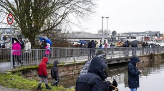 Zahlreiche Menschen nutzen den freien Sonntag und gehen Hochwasser schauen. Hier eine Szene von der überfluteten Rheinufer-promenade beziehungsweise der Speyerbachmündung.