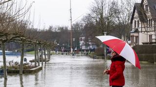 Mit verträumtem Blick auf das Wasser schauen – unter dem Schutz eines Regen-schirms: Das suchen sich einige als Sonntagsbeschäftigung aus.