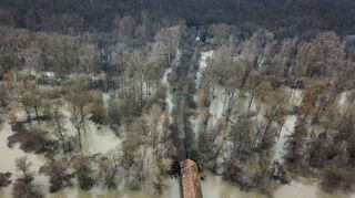 Sonntagnachmittag – der Blick aus der Luft auf die überflutete Rheininsel bei Ketsch: Hinten mittig ist das Forsthaus zu erkennen.