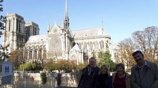Ein Treffen mit den Freunden aus Trélazé auf halber Strecke in Paris: Burkhard Weiß, Sabine Weiß, Isabelle Menard und Jean-Luc Menard vor der Kathedrale Notre-Dame.