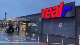 Dunkle Wolken über dem Einkaufszentrum im Brühler Norden: Die Zukunft von Real bleibt auch einen Monat nach der Kartellentscheidung unklar – allen Versprechungen des neuen Investors zum Trotz.