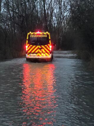 Die Feuerwehr Brühl kontrolliert ständig die aktuelle Hochwasserlage.