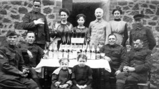 Ein Foto aus der Zeit der Weimarer Republik zeigt eine Weinprobe von US-Soldaten und Bewohnern des Dorfs Plaidt (Kreis Mayen-Koblenz).