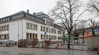 Der Zaun am Lehrerparkplatz der Pestalozzi-Schule an der Stirnseite des Schulhauses ist schon abgebaut: Hier sollen nach den Osterferien die Container für die Kernzeitbetreuung aufgestellt werden.
