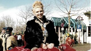 Sandra II. beim Ketscher Umzug 2001 – ihr Bruder Jochen war 1996 der erste Kinder-prinz der KG Narrhalla.