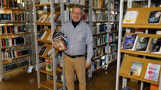 Bibliotheksleiter Dieter Reif und seine Mitarbeiterinnen haben die Lesegewohnheiten auf Herz und Nieren geprüft und die Ausleihrenner von 2020 ermittelt.