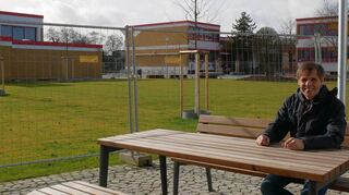 Ein idyllischer Platz mit Blick ins Grüne: Schulleiter Joachim Rumold im Außenbereich der Mensa, wo die Schüler im Sommer zu Mittag essen können. Der Hof der Neurottschule ist im Zuge des Mensaneubaus in weiten Teilen umgestaltet worden. Bald können hier die Schüler im Grünen herumtollen oder sich in der Mittagspause erholen.