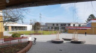 Der Blick schweift hier vom Haupteingang des Schulgebäudes auf den neuen großen Hof – die Mensa ist links zu sehen.