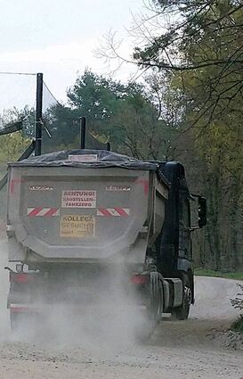Die Laster mit Erde, die rund um den Golfplatz unterwegs sind, werfen bei den Gemein-deräten Fragen auf. Die Verwaltung will sich darum kümmern.