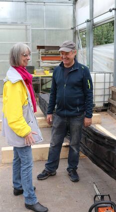 Gisela Späth und Armin Göhringer im Gespräch vor der auf den Balken ruhenden, fertiggestellten Skulptur.
