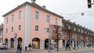 So sieht der Marstall heute aus. Auf dieser Seite sind zwei Modegeschäfte, eine Bank, ein Frisörsalon, ein Elektrohändler und eine Goldschmiedewerkstatt untergebracht.