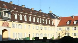 Ein Blick aus dem Innenhof auf den Marstall. Hier ist die Fassade seit einigen Jahren im badischen Gelb gestrichen.