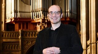 Bezirkskantor Robert Sattelberger vor der Orgel.