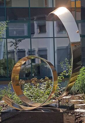 Das jüngste Werk von Dao Droste ist eine 2,80 Meter hohe Bronzeskulptur auf Granit, die mittlerweile vor der Firmenzentrale des Unternehmens Lebensbaum steht.