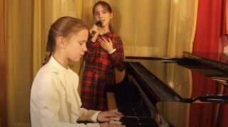 Die Schülerinnen Franka und Marie am Klavier – ihre Musik können sie derzeit nicht vor Publikum spielen.
