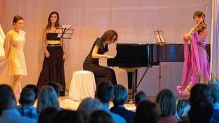 Ein Bild aus Vor-Corona-Zeiten: Dorothea Worm, Gyöngyi Weber, Tatjana Worm und Margarita Hoffmann (v. l.) bringen beim Kompositionsfestspiel 2016 Worte in musikalische Form.