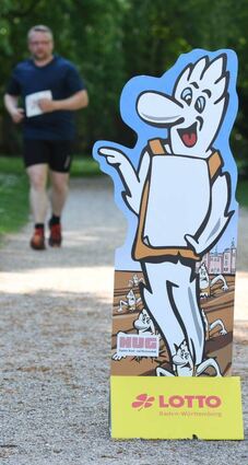 Müssen im Lager bleiben: Die Aufsteller deuten den Laufweg.