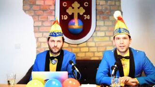 Sitzungspräsident Jens Schneider (r.) moderiert das Online-Ordensfest. An seiner Seite: ECC-Vizechef Mark Föhr, der für die Technik und die Zuschaltungen der Vereine zuständig war. Statt des Jahresordens hat der ECC für die kürzeste Kampagne aller Zeiten einen närrischen Button gestaltet und an befreundete Karnevalsvereine verschickt.