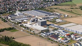 Das Luftbild zeigt die „drei Patienten“ entlang der Hockenheimer Straße im Gewerbegebiet Süd: BorgWarner (l.) baute bereits 180 Arbeitsplätze am Standort ab, die 21sportsgroup mit riesigem Logistikzentrum (r.) in der Enderlegemeinde meldete vor Jahresfrist Insolvenz an und nun plant man bei Aldi Süd, die Regionalgesellschaft Ketsch, Logistik und Verwaltung, bis Mitte 2022 zu schließen.