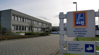Die Einfahrt zur Verwaltung von Aldi Süd in der Karlsruher Straße. Von der angekündigten Verlagerung sind weite Teile des Gewerbegebiets Süd betroffen.