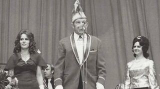 Christa II. aus dem Hause Montag (r.) neben Präsident Alfons Gund und ihrer Vorgän-gerin Ingrid I. aus dem Hause Hess beim Silvesterball 1972/1973.