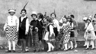 Dieses Bild von der närrischen Kinderturnstunde beim Turnverein Schwetzingen 1864 stammt aus den Jahr 1928. Koch, Robin Hood, Edelmann, Clown, Zauberer und Prinzessin sind natürlich dabei.