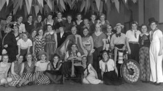 Die Frauengruppe feiert hier Anfang der 1930er Jahre ihren Maskenball in der Turnhalle in der Friedrichstraße.