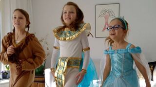 Romy (v. l.), Ella und Estelle tanzen ausgelassen im Wohnzimmer.