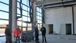 Elektriker Kai Kettner (v. l.), Alexander Weber, Jens Geiß und Rüdiger Laser bei der Begehung vor Ort.