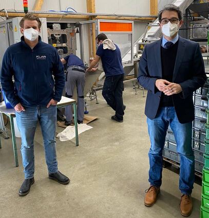 Geschäftsführer Jan Heipcke (l.) zeigt Dr. Andre Baumann, dass sich Erfolg und Nachhaltigkeit sehr gut miteinander verbinden lassen.