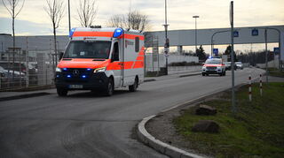 Rettungswagen fahren zum Großeinsatz bei den Wild-Werken.