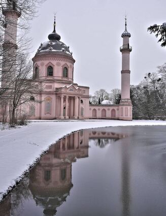 Winter im Schlossgarten Schwetzingen – die Moschee spiegelt sich im See.