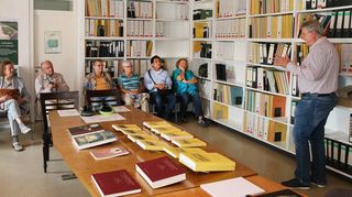 Blick in die Forschungsstelle Südwestdeutsche Hofmusik bei einem Tag der offenen Tür. Dr. Rüdiger Thomsen-Fürst erklärt die Arbeitsweise.