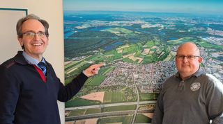 Bürgermeister Dr. Ralf Göck (l.) und der neue Ordnungsamtsleiter im Brühler Rathaus, Jochen Ungerer, bei einer Besprechung der aktuellen Lage nach dem winterlichen Hochwasser des Rheins.