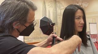 Die Schwetzinger Miss-Germany-Kandidatin wird im Camp fürs Fotoshooting gestylt.