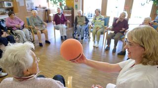 Für den Umgang mit demenzkranken Menschen braucht es – wie hier auf dem Symbolbild – speziell geschulte Pflegekräfte. Der Lions Club ermöglicht mit seiner Spende die Fortbildung bei den Mitgliedern der Nachbarschaftshilfe.