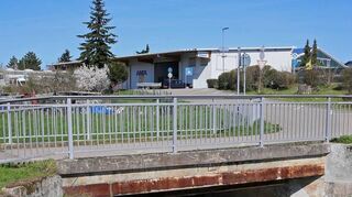 Die Brücke über den Kriegbach zwischen Friedensstraße und Blausee ist marode. Ihre Sanierung ist nicht mehr wirtschaftlich, ein Neubau kommt die Gemeinde billiger.
