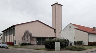 1962/63 errichte, 1993 und 1997 renoviert: In der katholischen Filialkirche St. Johannes Nepomuk in der Tullastraße Altlußheim wird seit Jahren nur noch das Notwendigste zum Unterhalt getan. Sie ist grundsätzlich ebenso nutzbar wie der benachbarte Pfarrsaal.