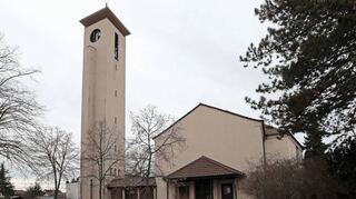 Mitten im Wohngebiet: Bis die Grundstücksfrage zur katholischen Kirche St. Nikolaus in Neulußheim geklärt ist, liegt die Sanierung der Kornstraße, an deren Einmündungsbereich zur Schillerstraße das Gotteshaus errichtet wurde, auf Eis.
