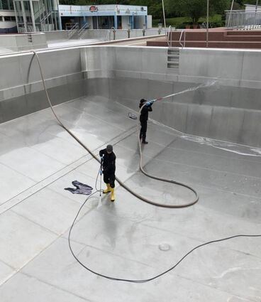 Azubi Manuel Geschwill reinigt mit einem Kollegen das Schwimmerbecken im Freibad. Für solche Aufgaben ist jetzt immerhin viel Zeit vorhanden.