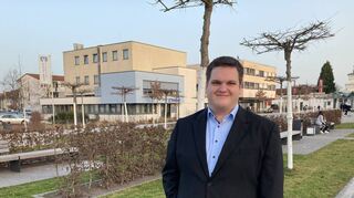 Chris Brocke (FDP), hier mitten in Ketsch auf dem Marktplatz, war am Beginn seiner Amtszeit als Gemeinderat keine 20 Jahre alt. Nun kennt er die Abläufe im Ortsparlament und freut sich über die sehr gute Zusammenarbeit mit den Fraktionen.