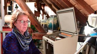 Im Turmuhrenmuseum bringt Walburga Schäfer das Glockenspiel zum Klingen und freut sich über Wünsche, was sie spielen soll.