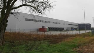 Das rund 30 000 Quadratmeter große Logistikzentrum im Süden von Ketsch wurde erst 2018 vom inzwischen insolventen Sportartikelhändler 21sportsgroup eröffnet und seitdem kaum genutzt. Jetzt will der Logistikriese LGI hier vor allem die Bereiche Healthcare und Elektronik im großen Stil umsetzen.