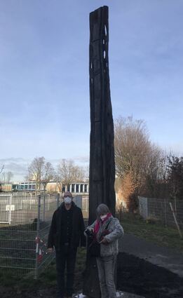 Vorm vollendeten Werk: Der Vorsitzende des Kunstvereins, Dr. Clemens Suter-Crazzolara, und Vorgängerin Gisela Späth.