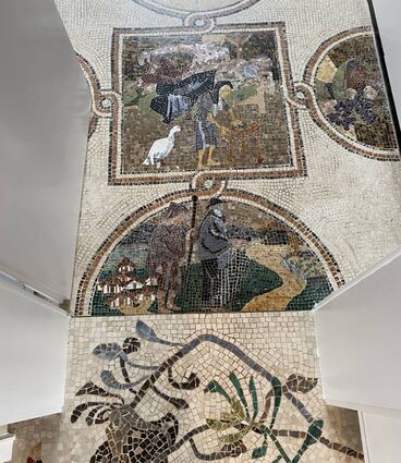 Die von Otto Eberhardt entworfene und ausgeführte Mosaikböden im Erdgeschoss des Hauses erzählen eine Geschichte der griechischen Mythologie, die von Philemon und Baucis.