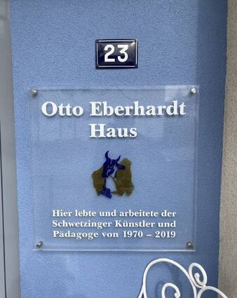 Diese Erinnerungstafel hängt am Eingang des Hauses Schillerstraße 33.