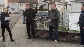 Die Freien Wähler, Antje Söhner (v. l.), Heinz Kuppinger, Holger Eißler und Dr. Karl-Ludwig Ballreich, besuchen bei einem Spazier-gang den Verlauf der künftigen Baustelle in der Carl-Benz-Straße.