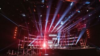 Die 16 Finalteilnehmerinnen der Wahl zur Miss Germany stehen auf der Bühne.